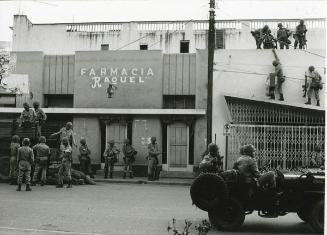 Soldados frente a farmacia