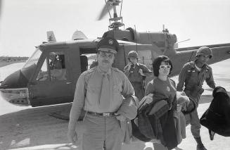 Coronel Francisco Alberto Caamaño Deñó bajando de un helicóptero
