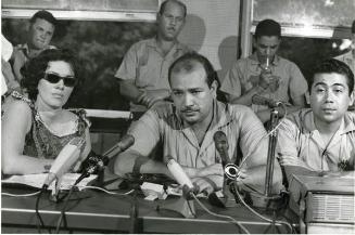Coronel Francisco  Alberto Caamaño y Héctor Aristy  en una rueda de prensa