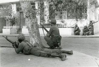 Soldados en una esquina, en posición de combate