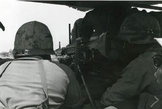 Soldados vigilantes en la trinchera