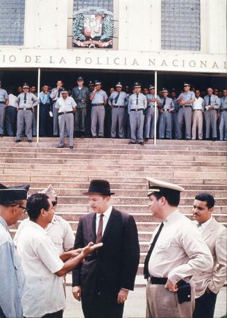 Presidente Héctor García Godoy frente al palacio de la Policía Nacional