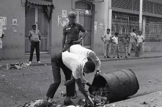 Soldados norteamericanos obligan dominicanos a recoger basura