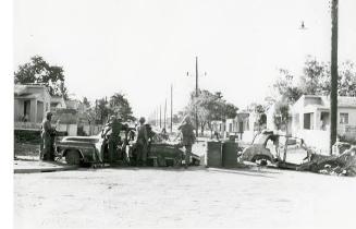 Soldados bloqueando una calle