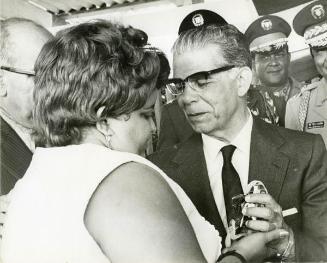 Joaquín Balaguer y una señora