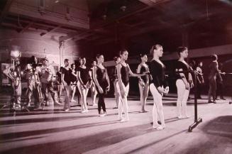 Equipo de filmación y grupo de estudiantes de ballet