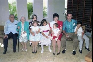 Cuatro fotografías: Reunión familiar León Cabral,  Don José León y la Señora Amalia Vega, Petrica Cabral de León y su nieta y Stella León vestida de novia