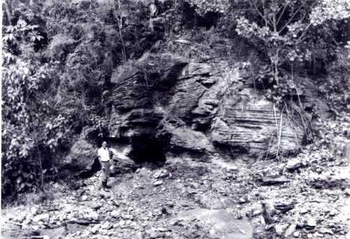 Un señor frente a una cueva en Hatillo
