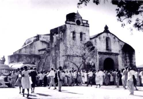 Grupo de personas frente a la Iglesia San Dionisio de Higüey