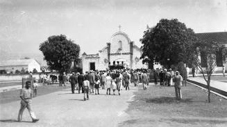 Procesión hacia el cementerio de Santiago