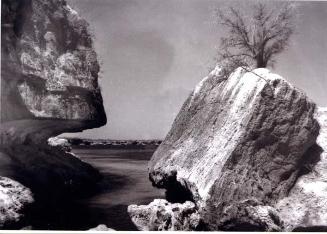 Paisaje marino con dos grandes rocas