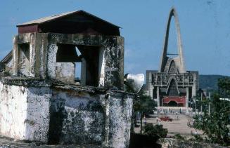 Vista de la plazoleta frontal de la basílica en Higüey