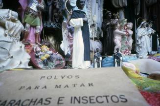 Vitrina de un establecimiento de venta de objetos religiosos en Santo Domingo
