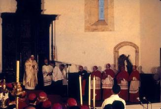 Juan Pablo II y otras autoridades eclesiásticas en la Catedral de Santa María de la Encarnación
