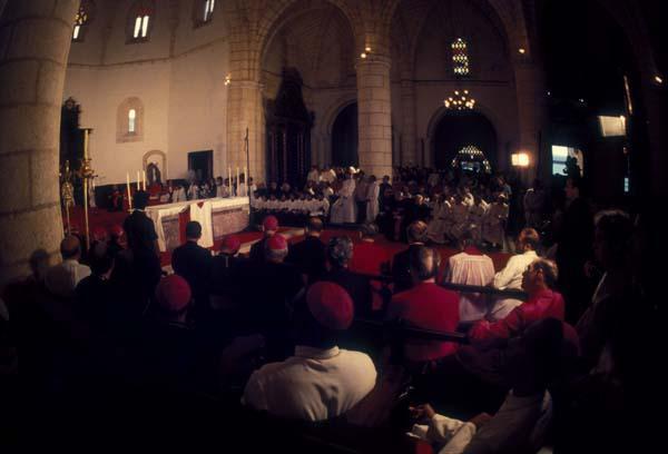 Clérigos y  devotos en la Catedral de Santa María de la Encarnación