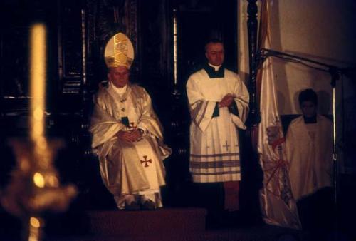 Juan Pablo II en altar de la Catedral Primada de América
