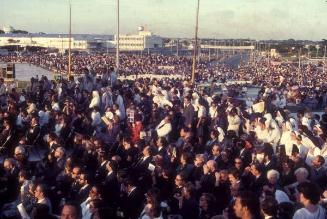 Multitud de fieles católicos en la Plaza de la Bandera