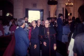 Sacerdotes y otros fieles en la Catedral Primada de América