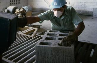 Obrero en una fábrica de blocks