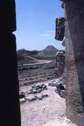 Ruinas prehispánicas captadas desde un interior
