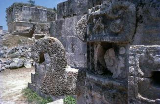 Detalles ornamentales en una edificación maya