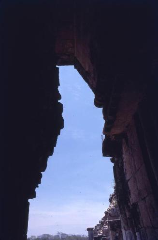 Ruinas mayas vistas desde un interior