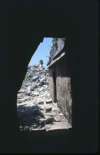 Ruinas mayas vistas desde un interior