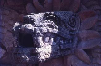 Detalle ornamental prehispánico, en Yucatán