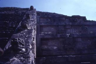 Ornamentos en muros prehispánicos, en Yucatán