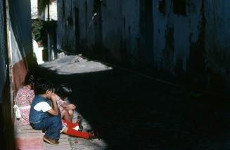 Niños mexicanos en acera