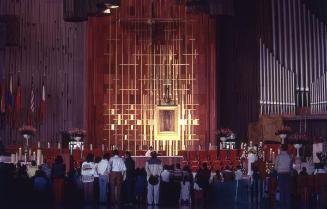 Feligreses en la Insigne y Nacional Basílica de Santa María de Guadalupe