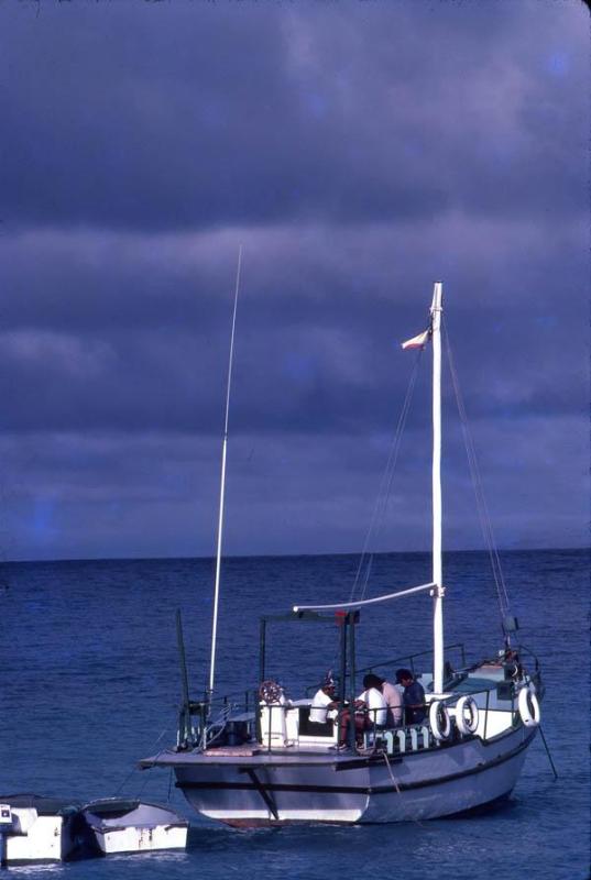 Embarcación en costas de islas Galápagos