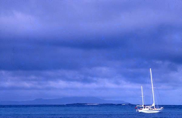 Embarcación en aguas de islas Galápagos II