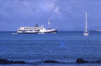 Embarcaciones en aguas de islas Galápagos