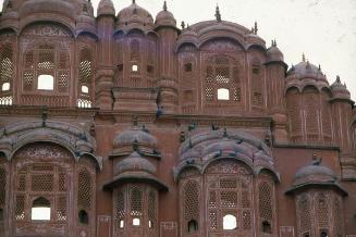 Detalle de la fachada frontal del Palacio de los vientos, en Jaipur