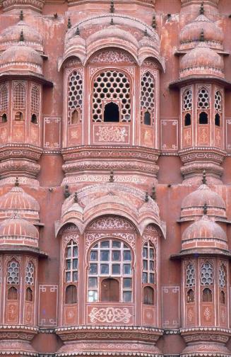 Detalle de la fachada frontal del Palacio de los vientos, en Jaipur
