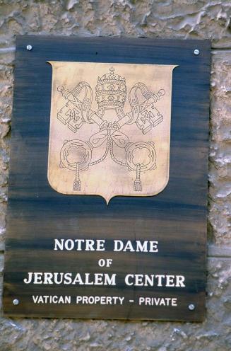 Letrero en Notre Dame Jerusalem Center