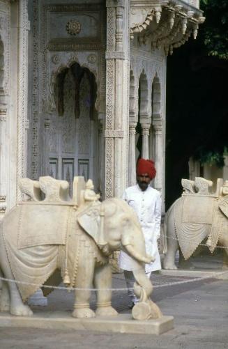 Guardia en la entrada del Chandra Mahal, Jaipur