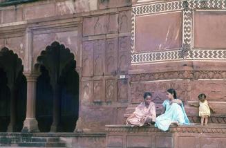 Féminas en una edificación antigua de la India