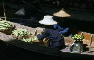 Embarcaciones en mercado tailandés
