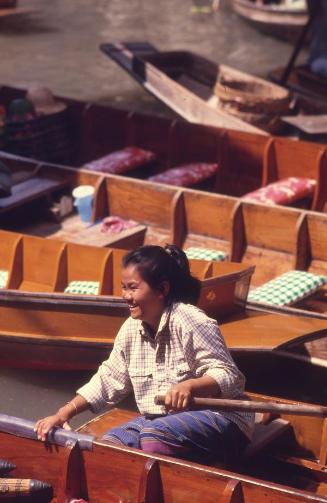 Señora en un sampán tailandés