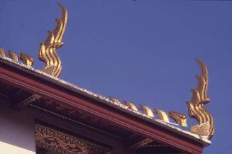 Detalle ornamental en un techo tailandés
