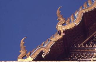 Detalles ornamentales en un tejado tailandés