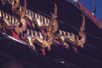 Detalles ornamentales de un tejado tradicional tailandés