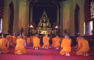 Hombres en interior de templo tailandés