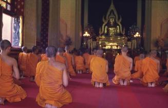 Hombres en interior de templo tailandés II