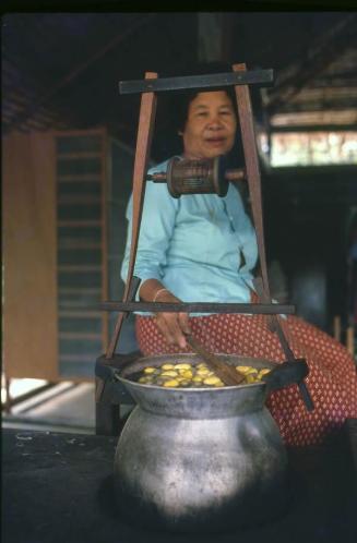 Señora en fábrica de seda en Tailandia
