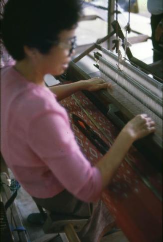 Señora en fábrica de seda en Tailandia II