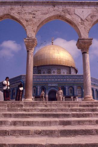 Visitantes en la Cúpula de la Roca en Jerusalén II