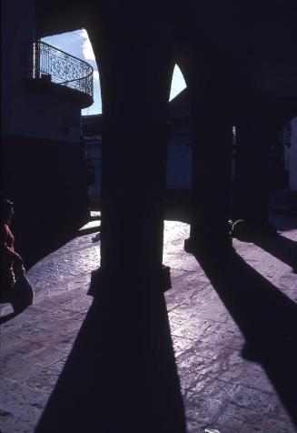Sombras de columnas en Cuzco